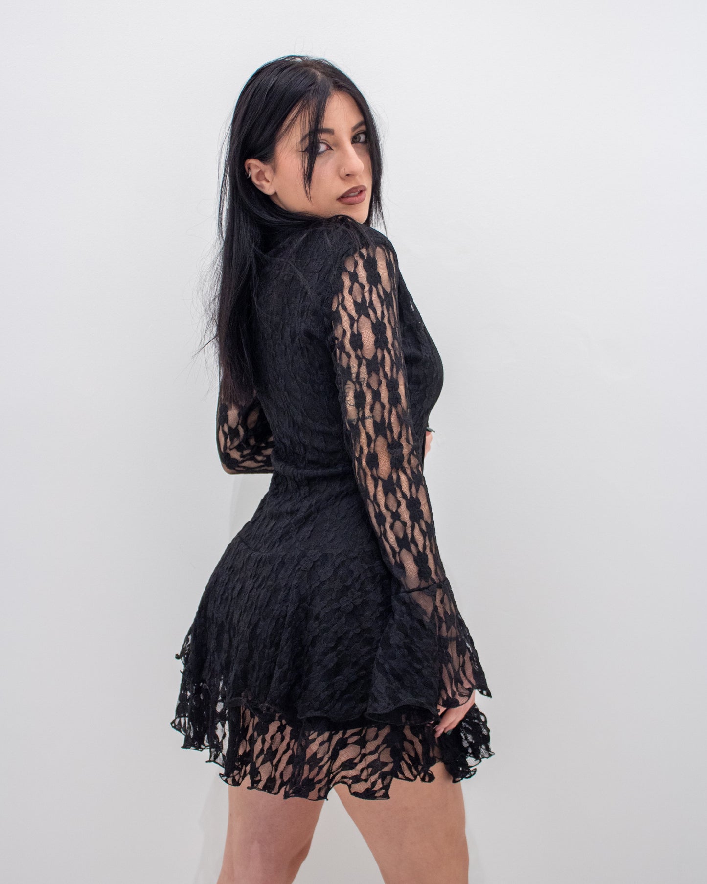 Abito Corto in Pizzo Sangallo Nero – Maniche a Campana e Gonna a Balze