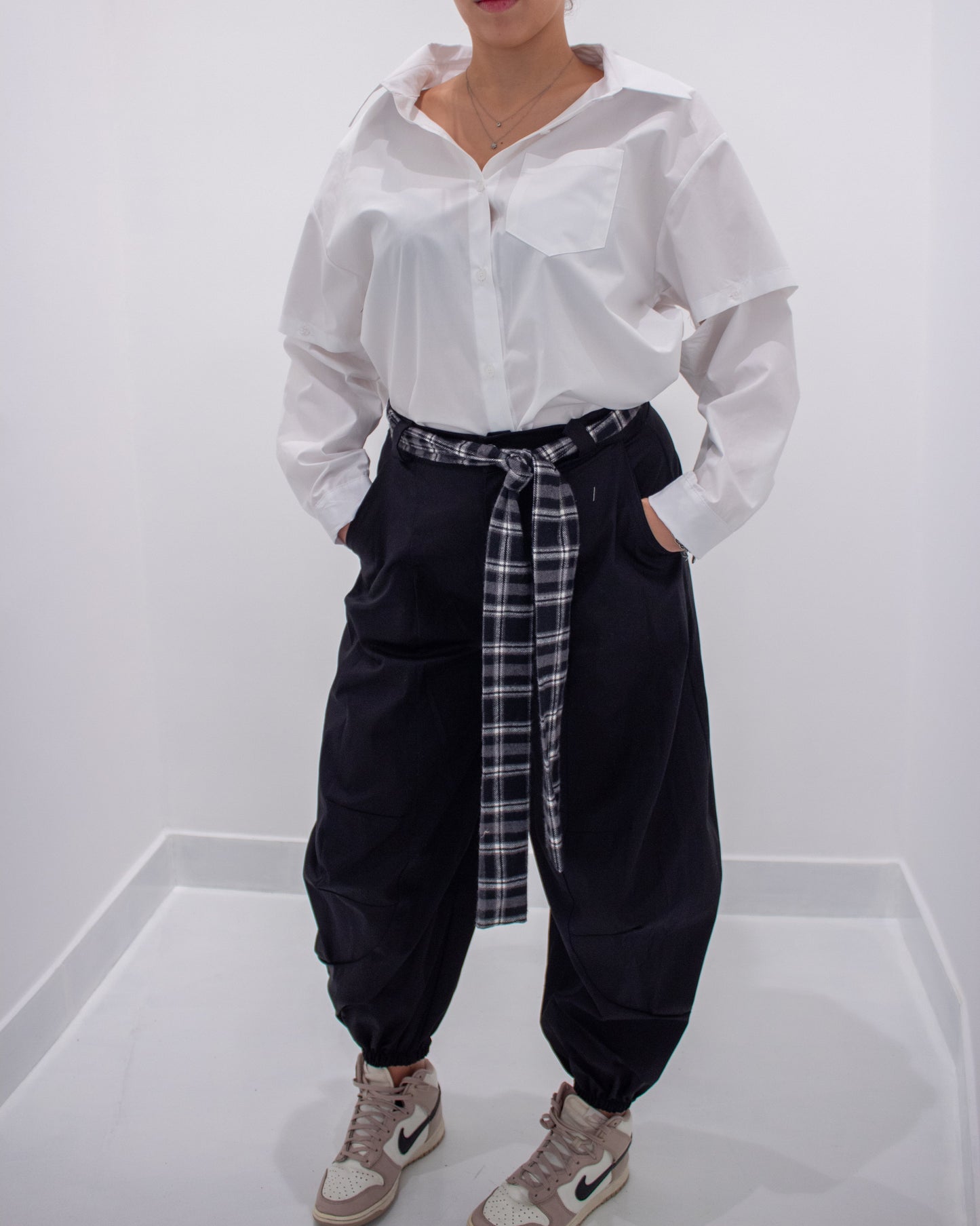 Pantaloni balloon con cintura a quadri.
