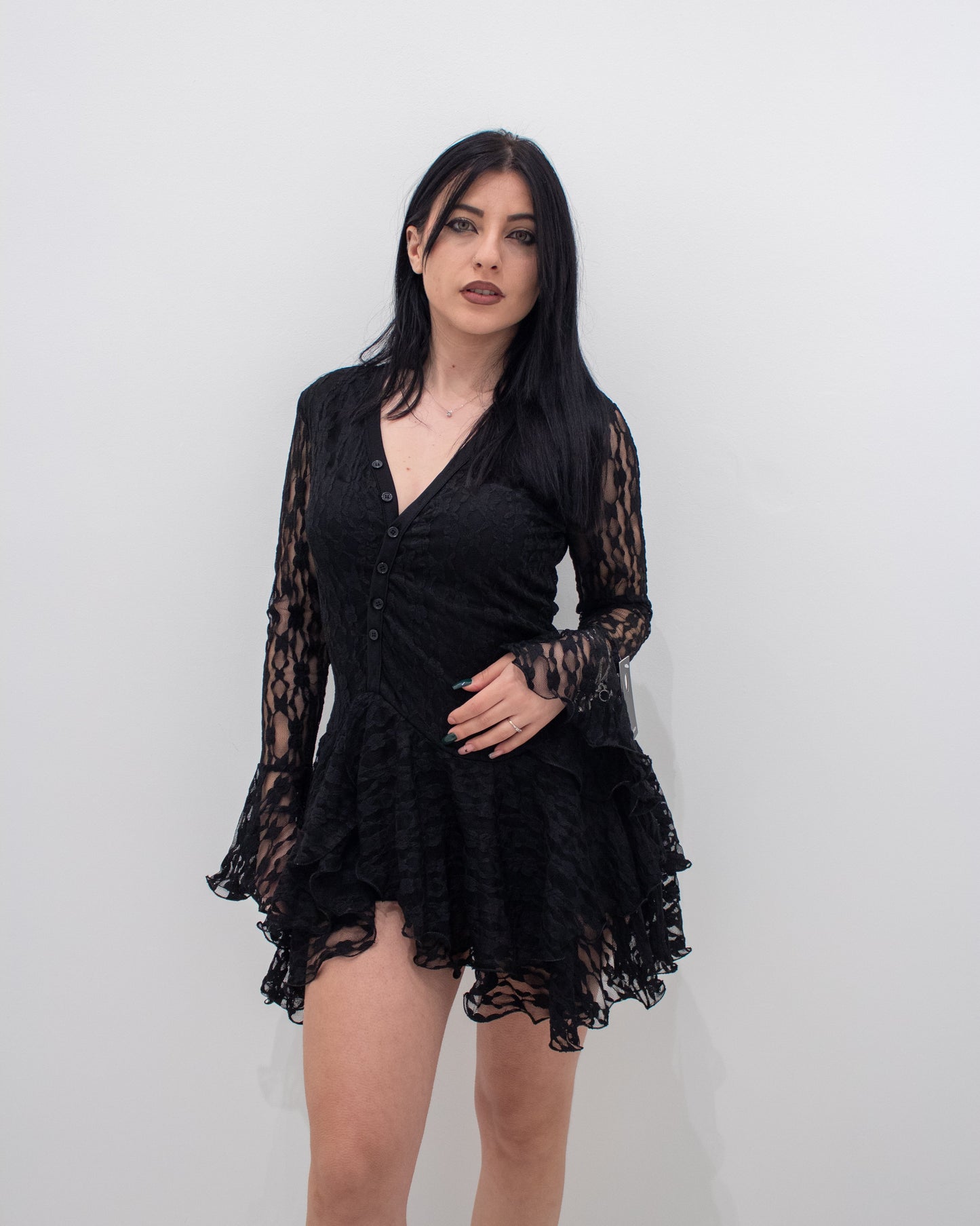 Abito Corto in Pizzo Sangallo Nero – Maniche a Campana e Gonna a Balze