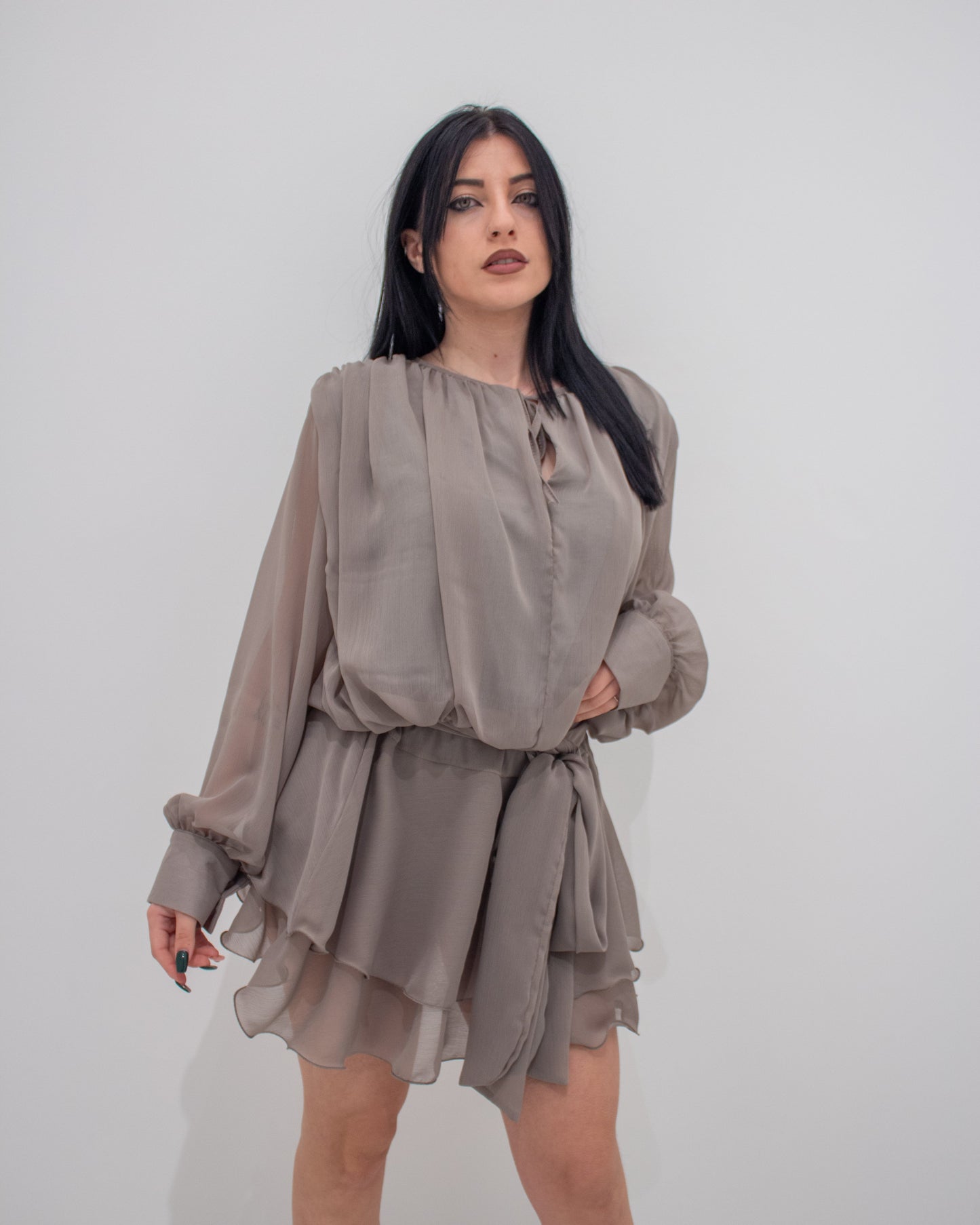 Abito Mini Fluido in Chiffon con Scollo a Goccia e Cintura a Fiocco  Marrone