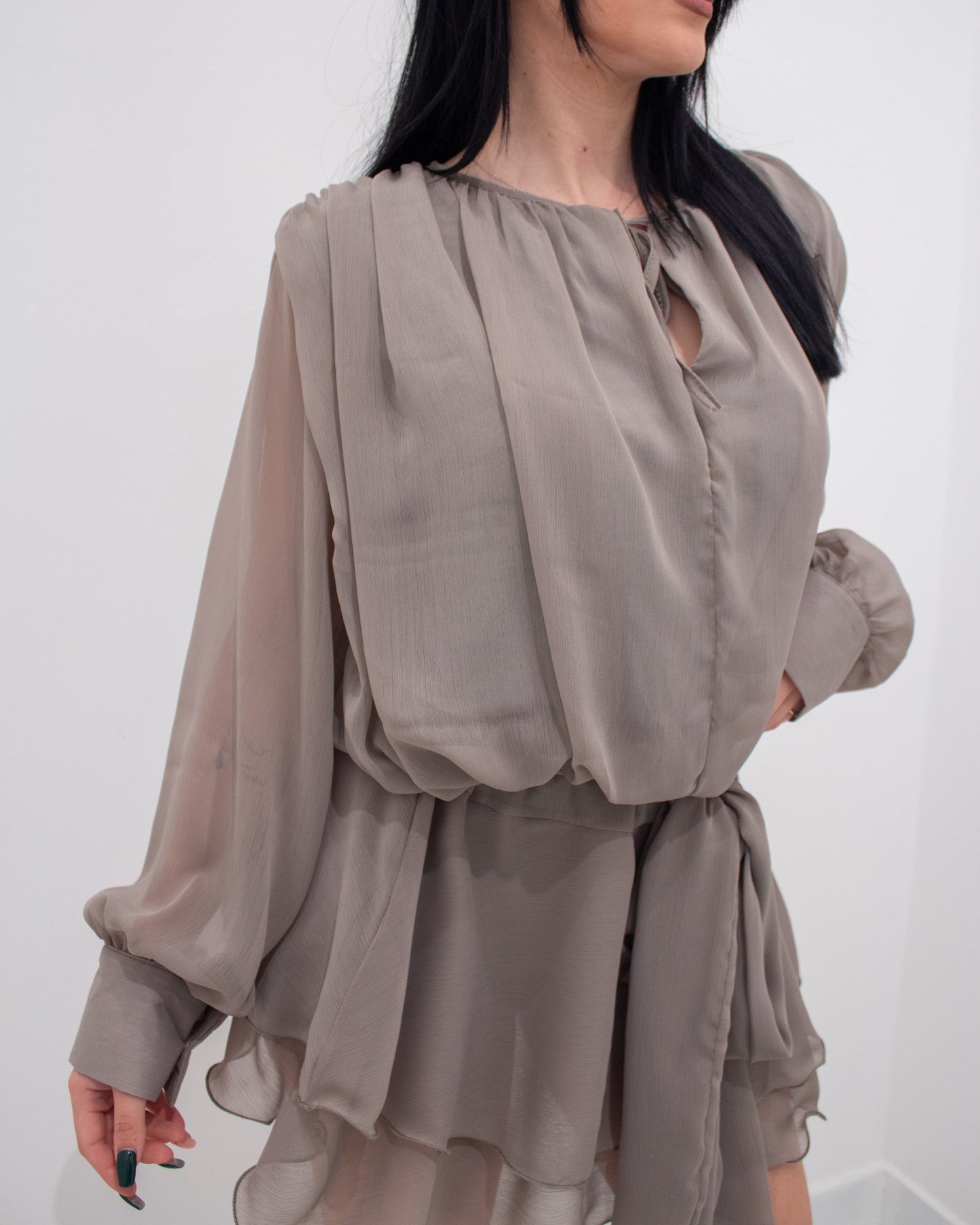 Abito Mini Fluido in Chiffon con Scollo a Goccia e Cintura a Fiocco  Marrone