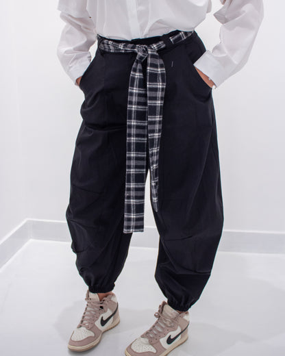 Pantaloni balloon con cintura a quadri.