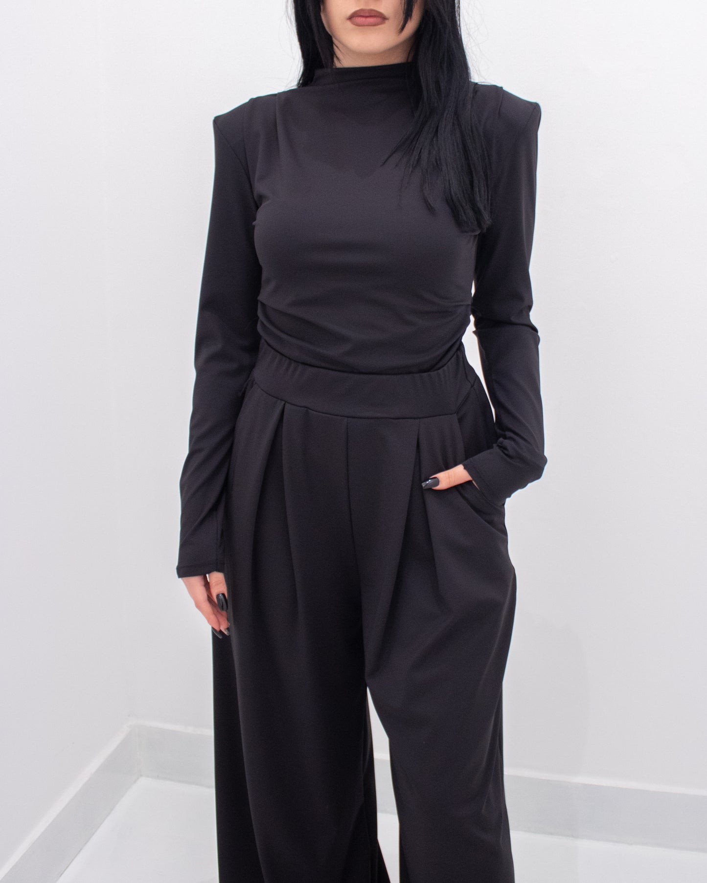 Coordinato Nero: Maglia Lupetto e Pantalone Palazzo a Vita Alta