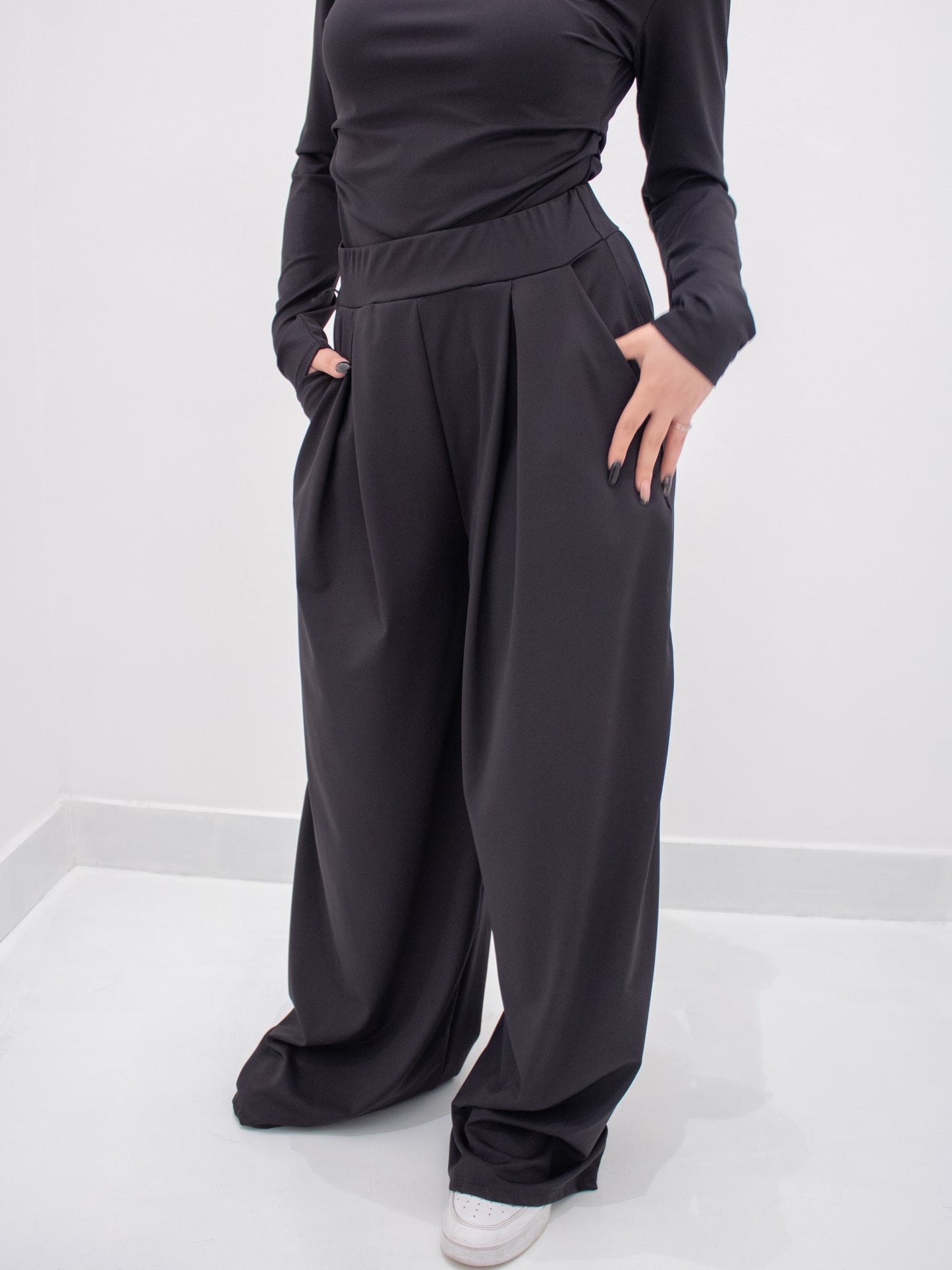 Coordinato Nero: Maglia Lupetto e Pantalone Palazzo a Vita Alta